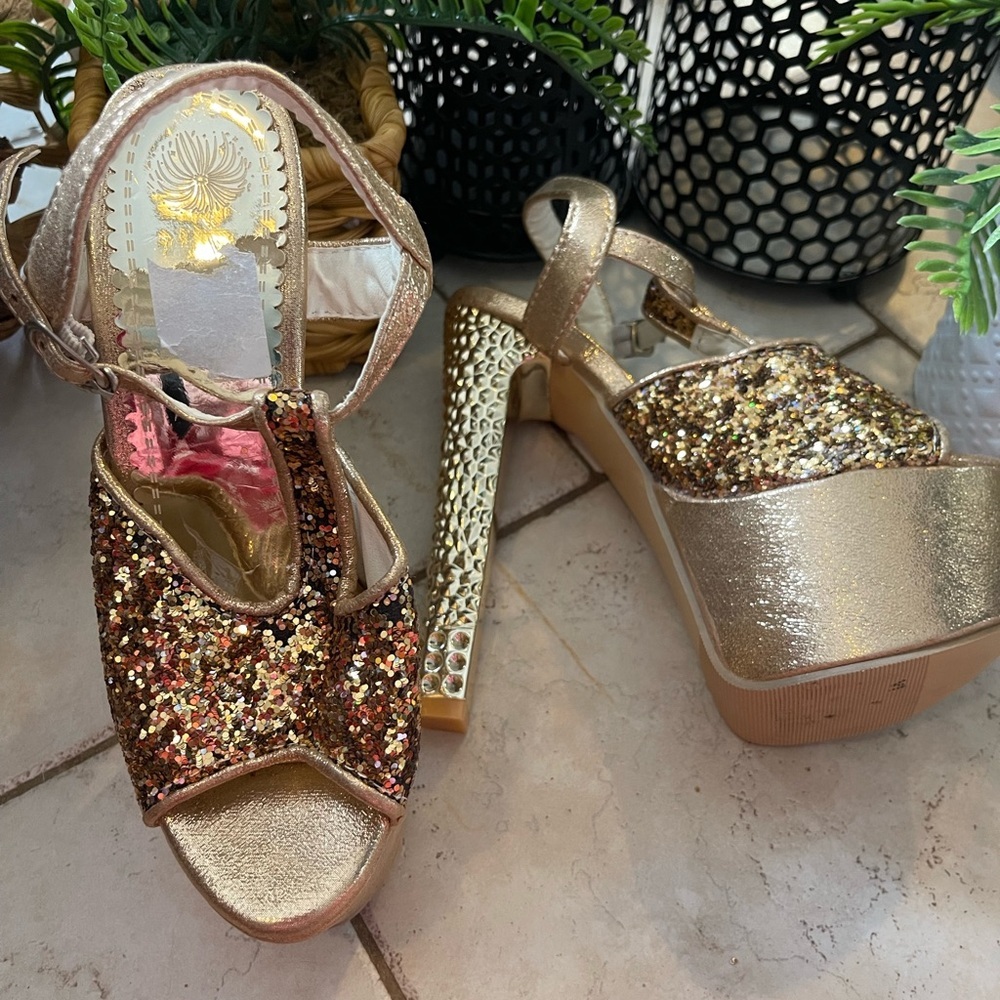 7” Gold Sequin heels with 2” platform Size 33 #1877